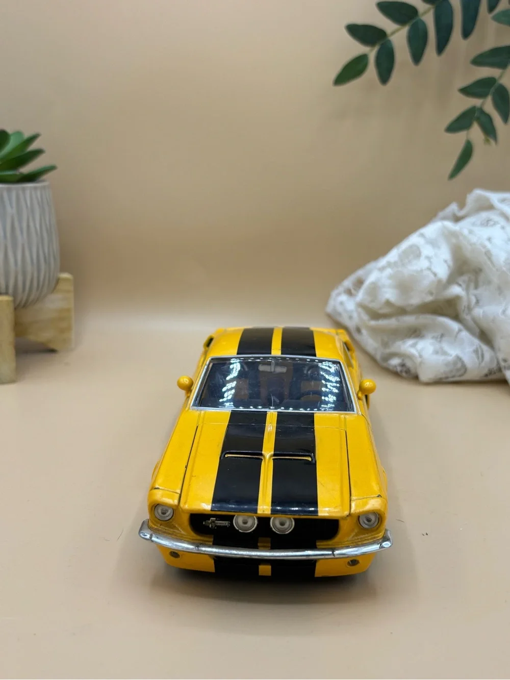 Jada Toys 1967 Shelby GT500KR 1:24 Diecast Car Yellow Ford Mustang